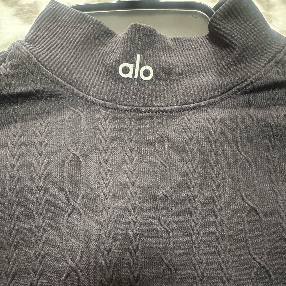 ALO Yoga women’s black  Turtleneck top